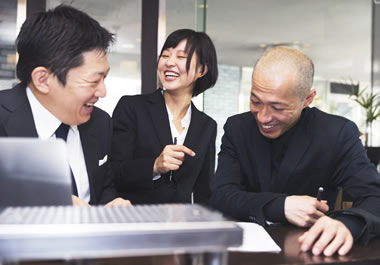 The woman's joke enlivened the meeting. 