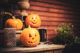 jack o lanterns on porch