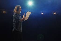 solo-actor-on-stage-photo