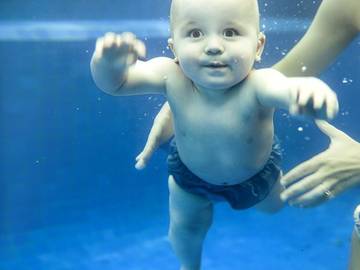 baby-swimming