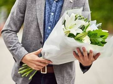 man-holding-flowers-7198-7068ed6377978b6f381c5dfa218bec05@1x.jpg