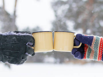 winter-gloves-holding-mugs-together