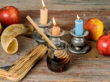 yom kippur setting with honey and apples with pomegranate torah book