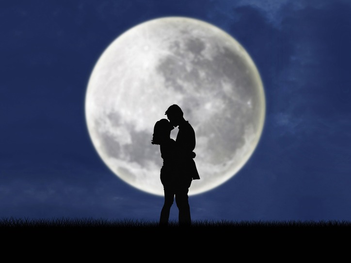 Other the moon. Парень и девушка на Луне. Мальчик и девочка на фоне Луны. Парень и девушка под луной.