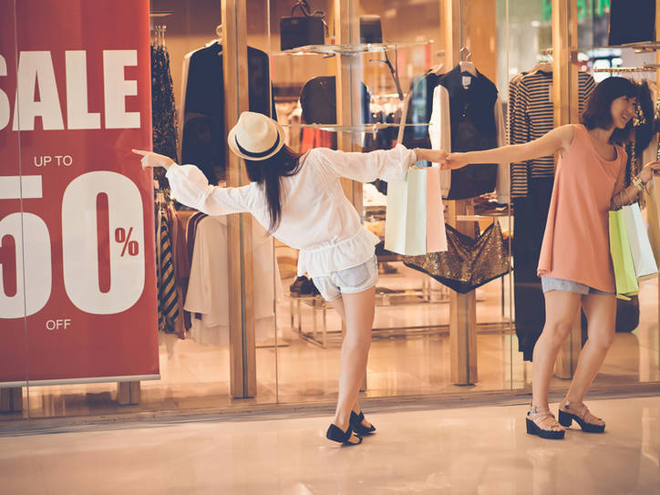 SHOPPING MALL definition in American English