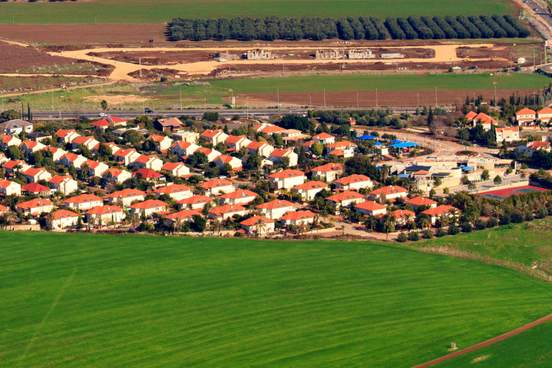 nhìn từ trên không của một kibbutz của Israel