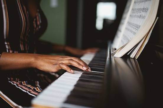 woman-playing-piano