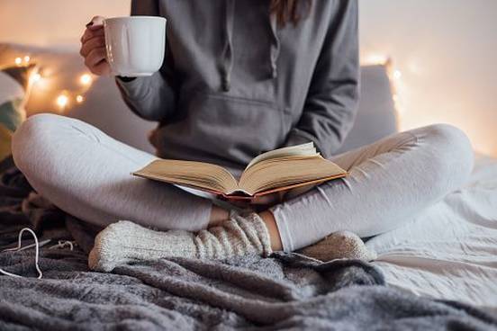 woman-reading-in-bed