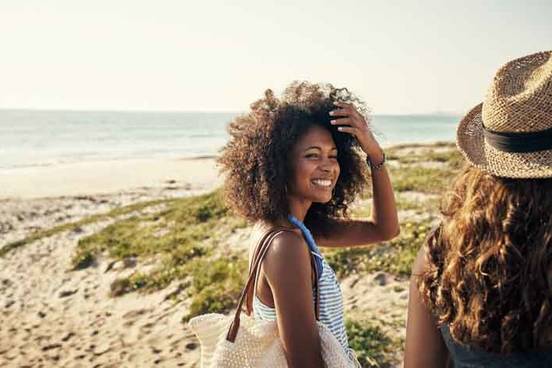 women-traveling-at-the-beach